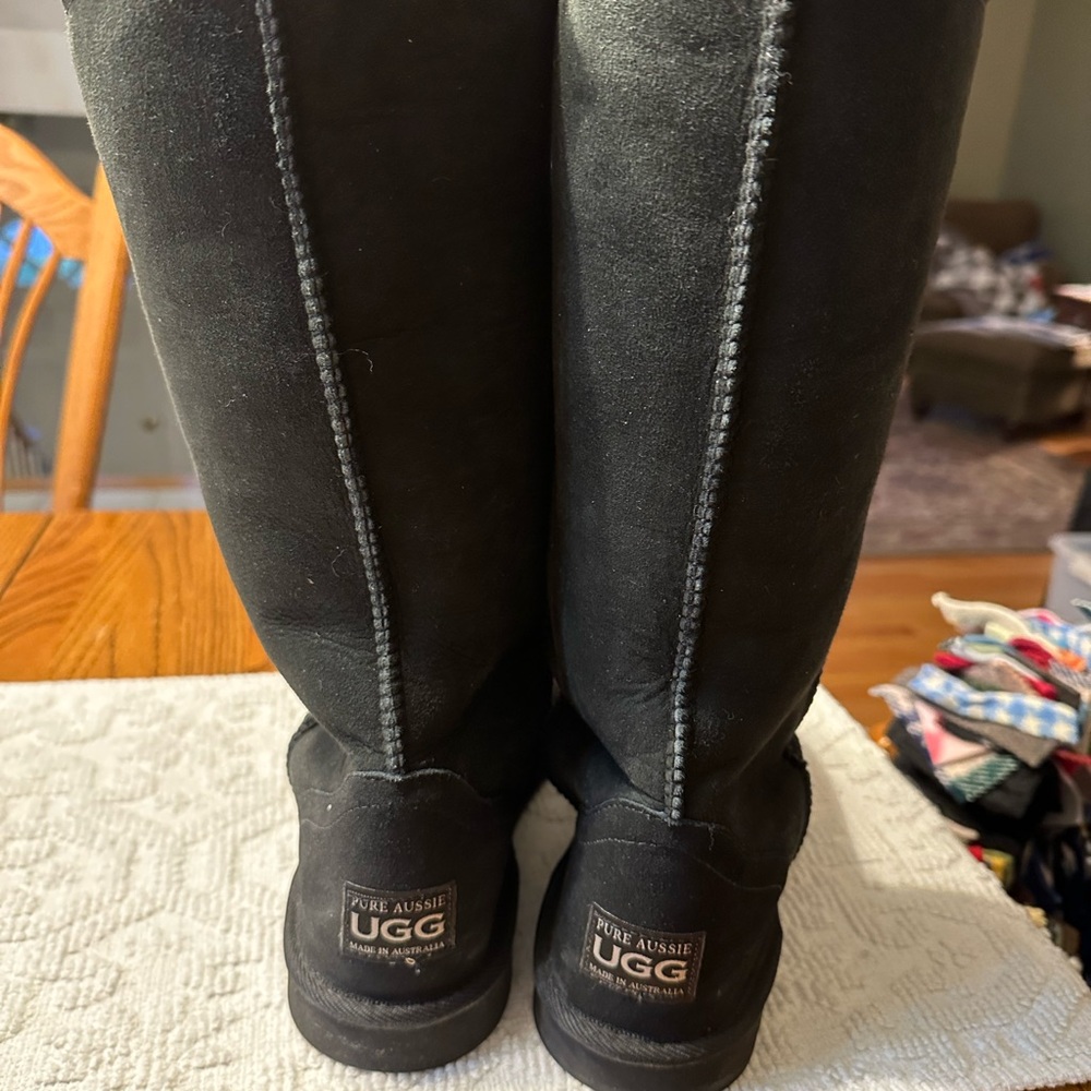Ugg Black Sheepskin Lined Footwear - Picture 2 of 7